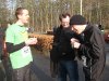 Løberne nyder en kop suppe efter et koldt løb